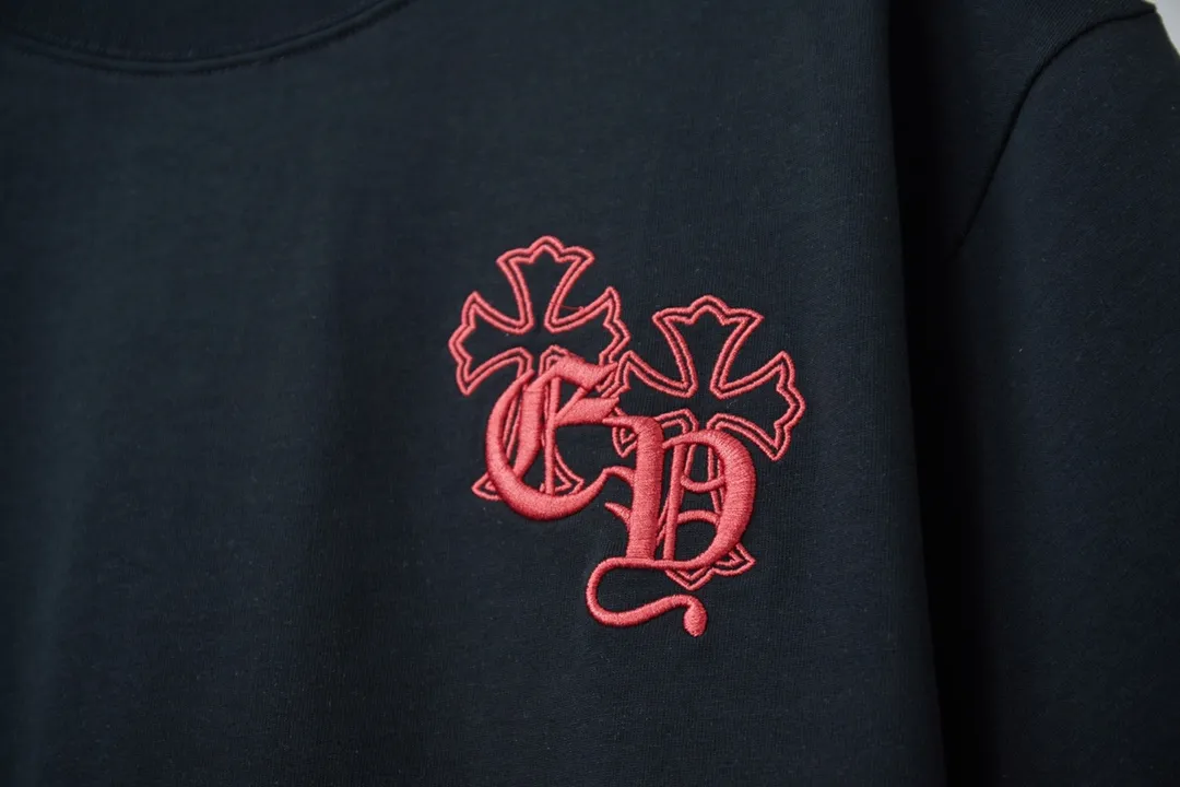 🅿️190 Ch*ome Hearte 25SS early spring new model Leather splicing embroidered Crow Heart short sleeves Light luxury essential item for daily commuting for men and women Correct version Welcome to compare Detailed features · 320g 100% pure cotton double yarn jersey fabric · Custom dyed in the same vat, special thickened 32 pieces double-strand 1X1 thread · Imported Tajima machine embroidery needle embroidery Crow Heart letter logo · Leather patch embroidery with Crow heart pattern · Double-needle stitching across seams · Original main mark, washed tag, branded moisture-proof paper packaging Color: Black/White Size: S/M/L/XL